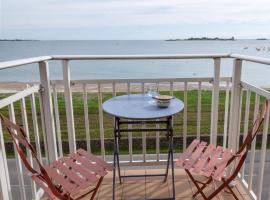 Cosy apartment in Saint Vaast la Hougue near the beach，位于圣瓦斯特拉乌格的公寓