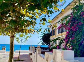 Stylish Beach House in La Cala de Mijas 5 star location few steps from Butibamba Beach，位于卡拉德米哈斯的度假屋