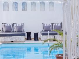 洛伊索斯时尚酒店，位于费拉的浪漫度假酒店