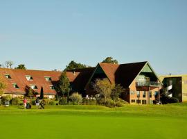 Ufford Park Resort，位于伍德布里奇的带泳池的酒店