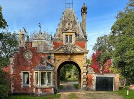Historic 2 bed gatehouse in private parkland，位于布罗肯赫斯特的乡村别墅
