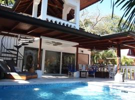 Casa Vitality Bed and Breakfast - Playa Guiones, Nosara - 4 Minute Walk to the Beach，位于诺萨拉的酒店