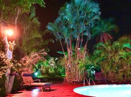 LODGE PAMPLEMOUSSE avec PISCINE privative , dans parc calme à 500 m plage，位于勒卡尔贝的低价酒店