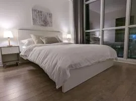 Lovely 2 Bed Condo in Downtown Toronto