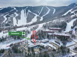 Sunday River Ski In Ski Out Mountain View Condo with Hot Tub Pool and Sauna!，位于纽里6北峰特快缆车附近的酒店