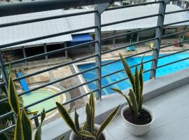 PD VIP Pool View w WiFi - Anugerah Staycation，位于波德申的带停车场的酒店