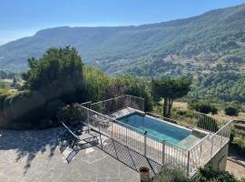 Gites en Ardèche avec Piscine et vue magnifique sur la vallée，位于Rochessauve的别墅