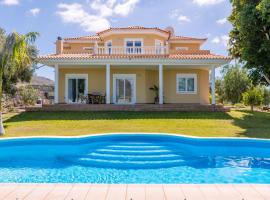 Modern Villa with private pool and mountain views，位于阿罗纳的酒店