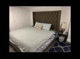 Brand new bedroom with Tv next JHU，位于巴尔的摩约翰霍普金斯大学附近的酒店