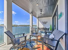 Osage Beach Condo Patio, Lake Views, and Pool!，位于欧塞奇比奇的酒店