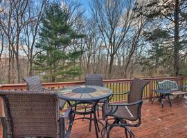 Family-Friendly Woodbury Home with Yard and Deck!，位于伍德伯里的酒店