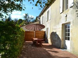 Gîte typique Sud Charente, 2 chambres, terrasse, animaux acceptés, proche circuits randonnées - FR-1-653-78，位于Salles-Lavalette的酒店