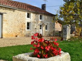 Maison familiale avec grand jardin près du Périgord - 3 chambres, WIFI et vélos fournis - FR-1-653-171，位于Combiers的酒店