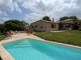 Maison spacieuse avec piscine chauffée, jardin clos, terrasses, cheminée, et équipements bébé inclus. - FR-1-653-183