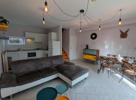 Gîte familial avec piscine chauffée et wifi, au cœur de la nature, proche Chadurie, Charente - FR-1-653-172，位于Montmoreau的酒店