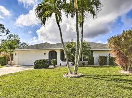 Cape Coral Home with Gulf and Dock Access，位于珊瑚角的Spa酒店
