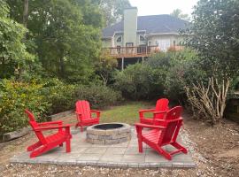 Luxe Lake House with Pool and Dock on Deep Water Cove!，位于Appling的酒店