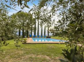 Private villa with swimming pool in the heart of Umbria，位于贝瓦尼亚的度假屋