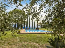 Private villa with swimming pool in the heart of Umbria，位于贝瓦尼亚的酒店