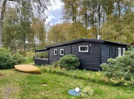 Holiday home HJÄRNARP II，位于耶纳普的带停车场的酒店