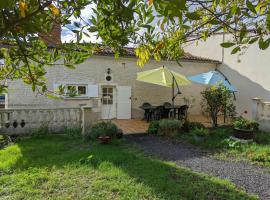 Gîte familial à Barret : Jardin clos, équipement bébé, proche circuits de rando et Jonzac - FR-1-653-155，位于Barret的酒店