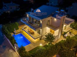 Luxury Villa Loutraki with private heated pool，位于路特奇的海滩短租房