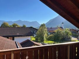 Dachgeschosswohnung mit traumhaftem Zugspitzblick bei Garmisch，位于法尔先特的公寓