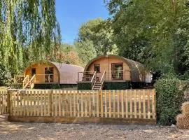 Cosy and eco-friendly cabins next to 16th century pub