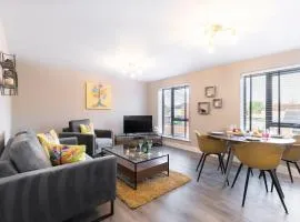Elliot Oliver - Luxurious Two Bedroom Apartment With Parking