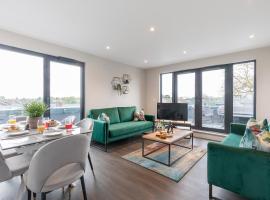 Elliot Oliver - Stunning Three Bedroom Penthouse With Large Terrace & Parking，位于格洛斯特的公寓
