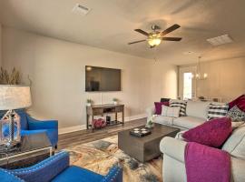 College Station Townhome with Furnished Patio!，位于大学城的酒店