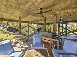 Walk to Bay and Boat Launch Beach House in Avon，位于埃文的酒店