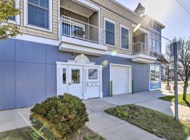 Dtwn Ludington Condo Balcony, Walk To Beach!，位于拉丁顿的酒店