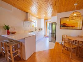 The Perch Modern 2 Bed Cabin with Patio and Hot Tub，位于尤克卢利特的度假屋