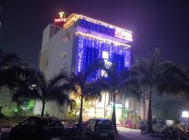 The Tripti Hotel & Banquets，位于印多尔印多尔机场 - IDR附近的酒店