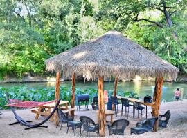 Son's Rio Cibolo Glamping Cabin #D Creekside Cabins on the Gorgeous Cibolo Creek!，位于Marion的酒店