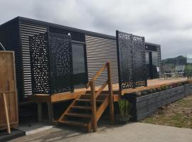 Mangawhai Heads Cabin with 2nd bedroom option，位于芒阿法埃的酒店