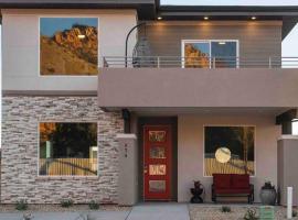 Majestic Zion Cottage with hot tub in Hildale，位于Hildale的别墅