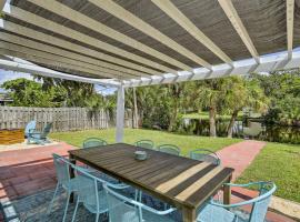 Merritt Island Home Fire Pit and Canal Access!，位于Merritt Island的度假屋