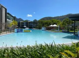Blue on Blue Deluxe King or Twin room, steps from ferry, amazing pool, wifi