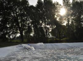 Gîte de Famille avec Jacuzzi, location longue ok，位于Candresse的酒店