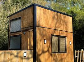 Tiny House in the Bush - a minute from town centre Ruapehu Unique Stays，位于Raetihi的酒店