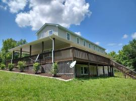 Backwoods Family Getaway! 3 Bedroom house!，位于Yanceyville的酒店