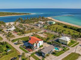 哈钦森岛海滩皇家酒店，位于皮尔斯堡Fort Pierce Inlet State Park附近的酒店