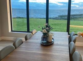 Spectacular ocean views & minutes to Cliffs- Clahane Shore Lodge，位于利斯坎诺的木屋