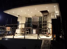 Loc de cabines sur Yacht，位于格吕桑的船屋
