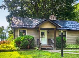 Custom-Built Lakefront Cottage with Spacious Yard!，位于Hartstown的酒店