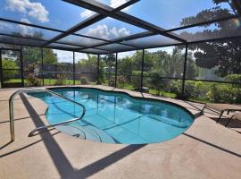 Rowena House 2bd Den 2bth Heated Pool Near Siesta Key，位于萨拉索塔的酒店