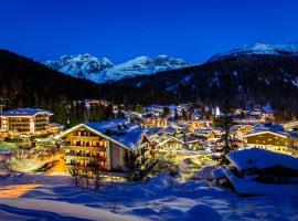 Pinzolo Centro - Baita Spaziosa con Vista sui Monti，位于Giustino的带停车场的酒店