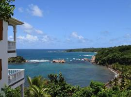 Oceanfront 3-bedroom villa with spectacular view!，位于Calibishie的度假屋